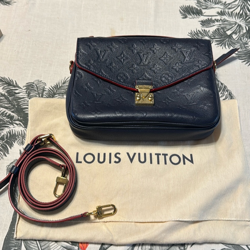 Louis Vuitton
Pochette Metis Monogram Empreinte Leather